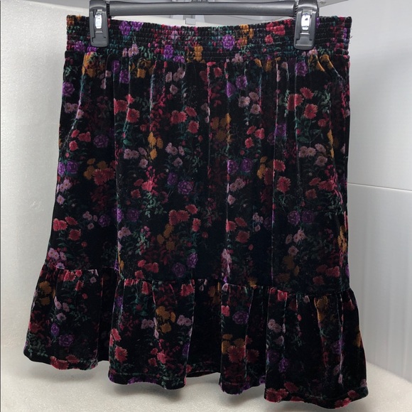 LOFT Skirt Black Dark Floral Velvet Ruffle Hem Mini Whimsigoth Size Medium - Picture 4 of 10